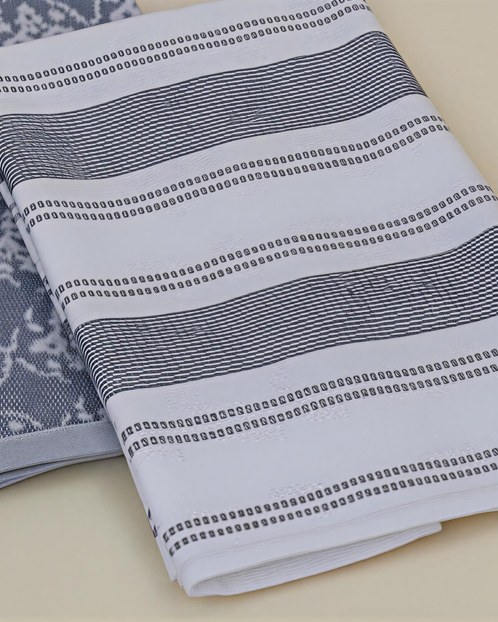 Classic navy Kitchen Towel - Viva in 100% cotton, designed for maximum absorbency and a sleek, modern look