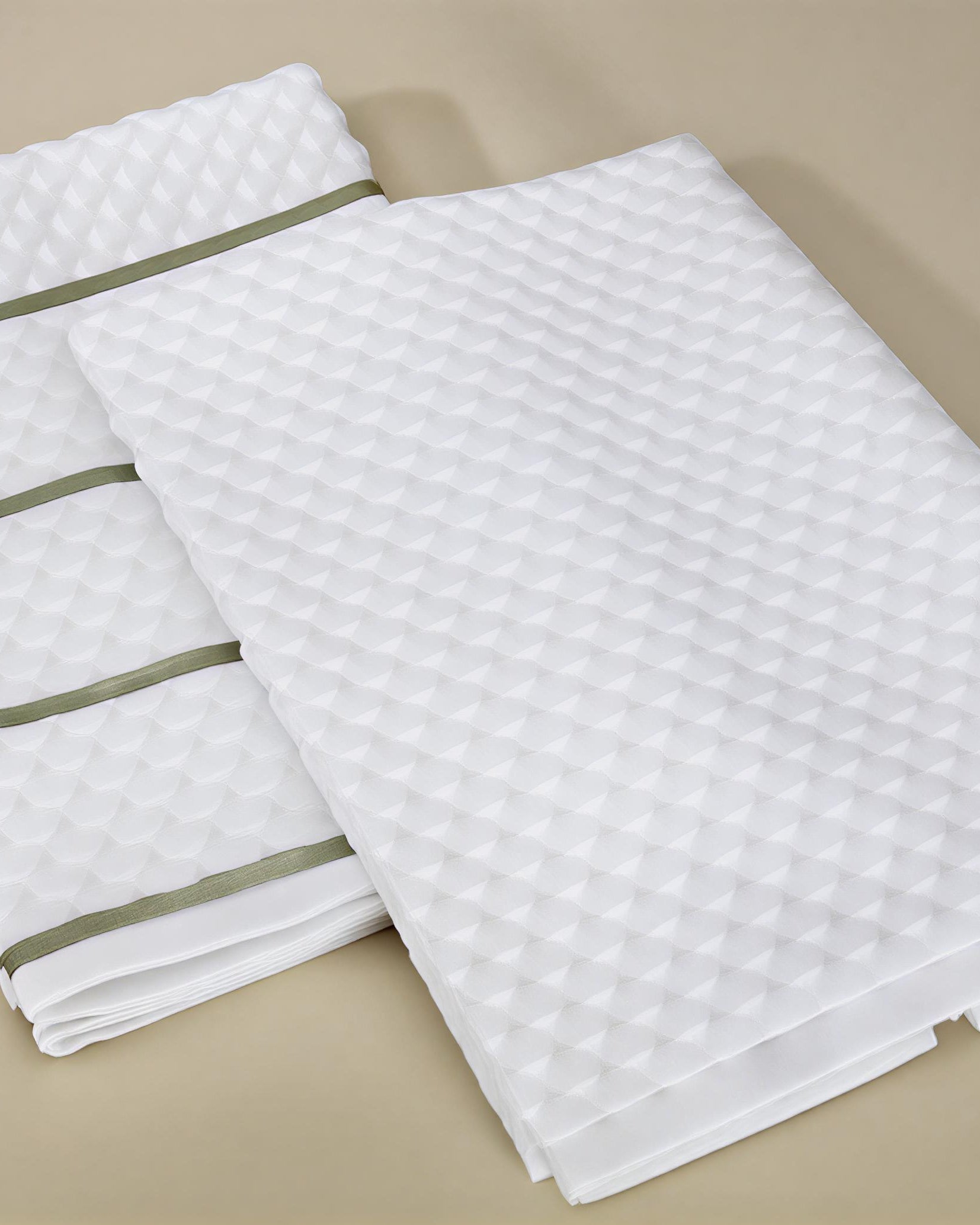 Set of 2 Kitchen Towel - Mika in white, crafted from soft, absorbent cotton for superior performance and durability