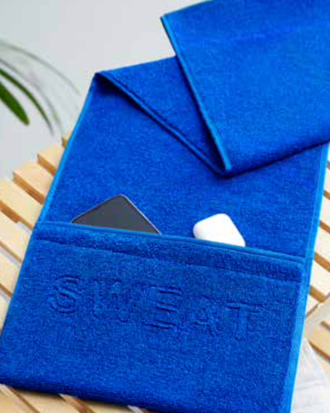 Sweat gym towel in Sweat Blue, 100% cotton, 30x110 cm, with a built-in zipper pocket and antibacterial treatment, 550 g/m² weight for absorbent performance