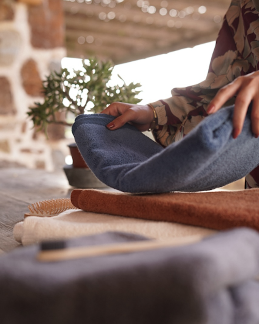 Minoa USA Canada sustainable organic bath towels Plush Lite Aegean Cotton medium bath and guest hand towel set pack of two, highlighting soft texture, premium quality, and eco-friendly fabric