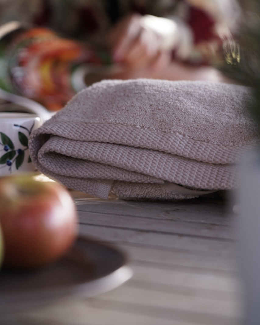 Plush Lite Aegean Cotton luxury bath towels medium bath and guest hand towel set by Minoa USA Canada with apples placed around