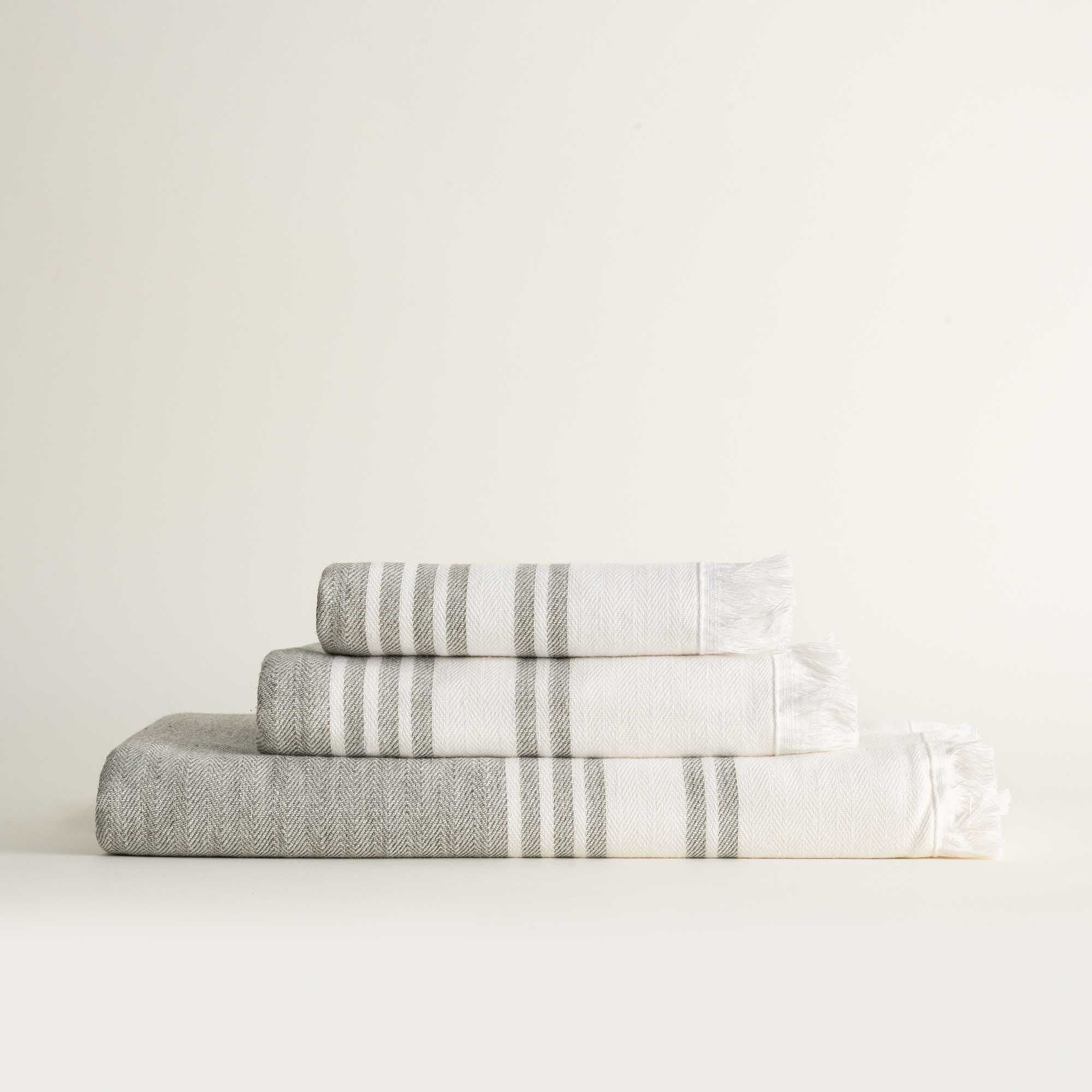The side picture of Minoa's Erva Organic Aegean Cotton Bath Set, three pieces with circular luxury comfort