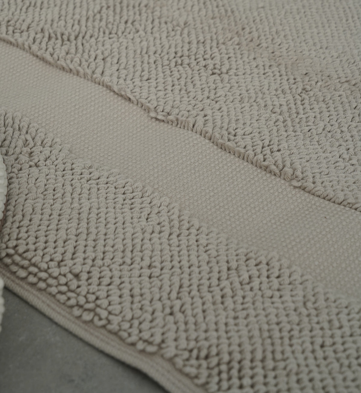 Close-up of the Kaia Aegean Cotton Bath Mat in Pearl Petal, highlighting its soft texture, elegant colour, and luxurious fabric