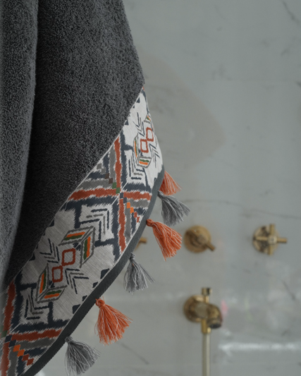 Minoa USA Canada sustainable luxury hand towel from the Pamira Organic Aegean Cotton collection displayed in a shower booth, highlighting soft texture, premium quality, and eco-friendly fabric