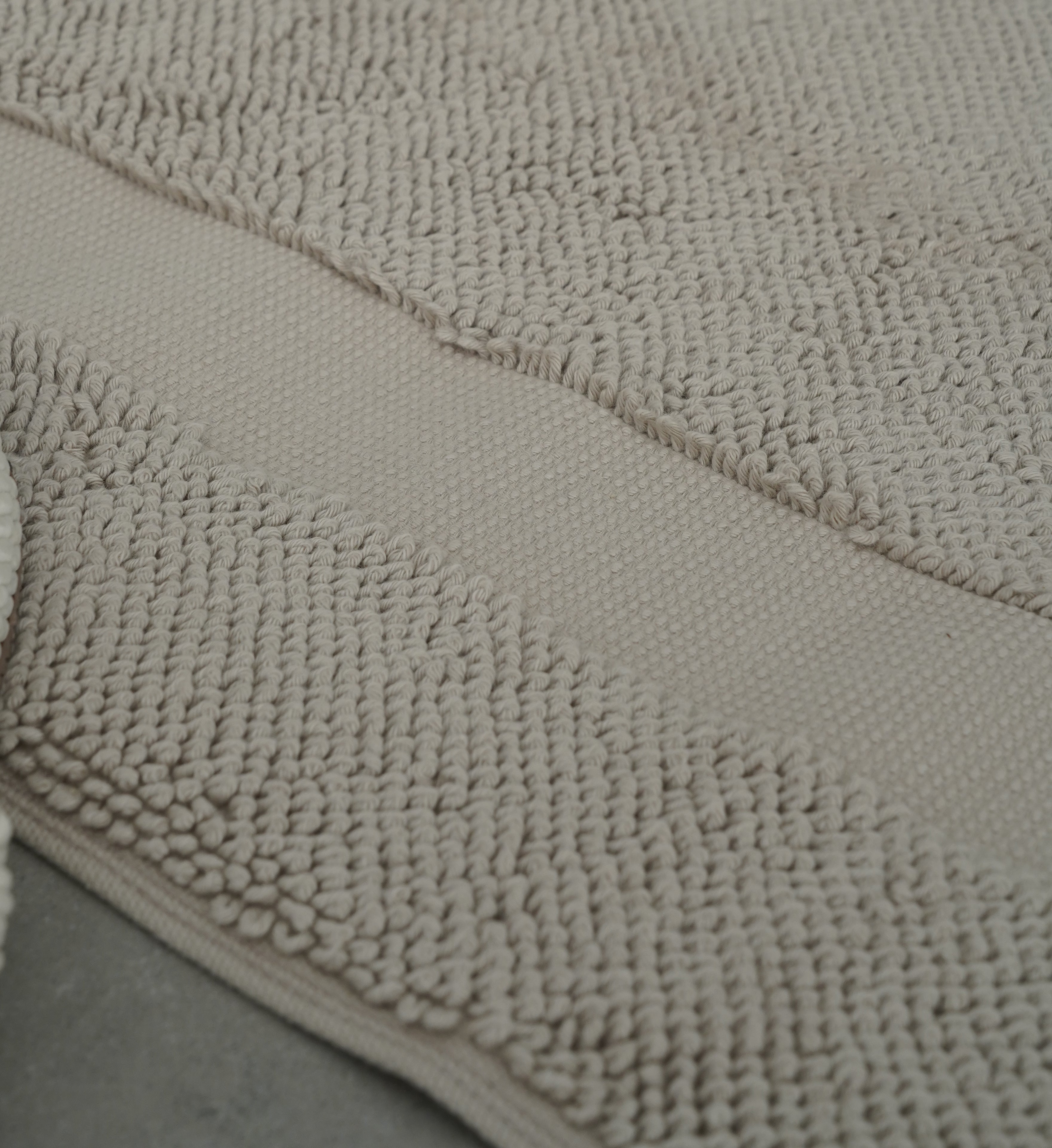 Close-up of the Kaia Aegean Cotton Bath Mat in Pearl Petal, highlighting its soft texture, elegant colour, and luxurious fabric