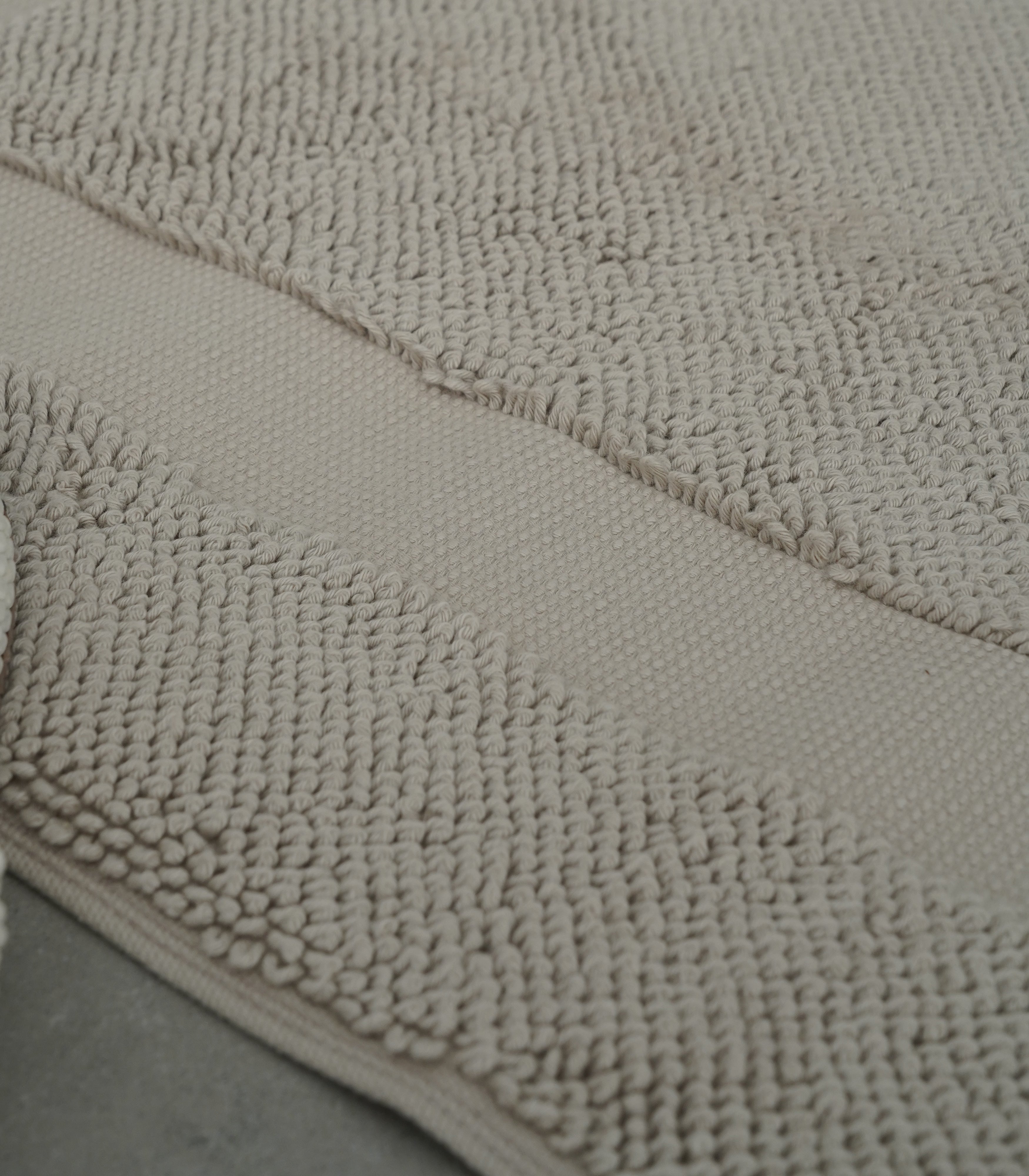Close-up of the Kaia Aegean Cotton Bath Mat in Pearl Petal, highlighting its soft texture, elegant colour, and luxurious fabric
