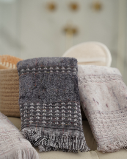 Minoa Maia organic cotton and viscose bath set showcasing sustainable luxury and soft texture for an organic bath towel experience in USA and Canada