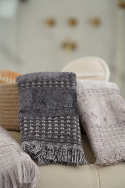 Minoa Maia organic cotton and viscose bath set showcasing sustainable luxury and soft texture for an organic bath towel experience in USA and Canada