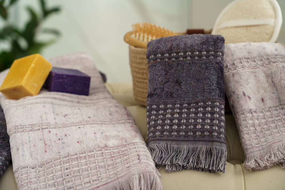 Minoa Maia organic cotton and viscose bath set with soaps showcasing sustainable luxury and soft texture for an organic bath towel experience in USA and Canada