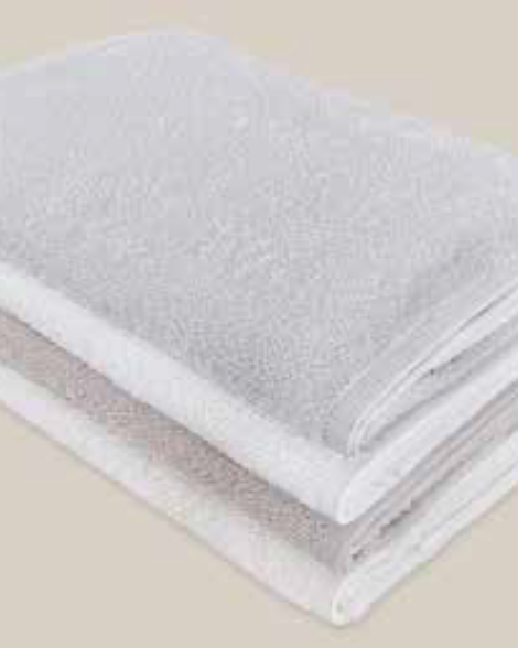 Re&Up 250-GSM Cotton Towel with a Linea pattern, an organic cotton towel made from a blend of pure and recycled cotton fibres for a luxurious, sustainable, and quick-drying towel