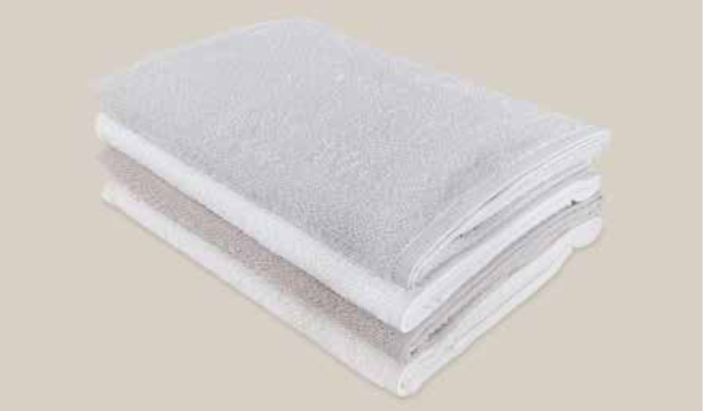 Re&Up 250-GSM Cotton Towel with a Linea pattern, an organic cotton towel made from a blend of pure and recycled cotton fibres for a luxurious, sustainable, and quick-drying towel