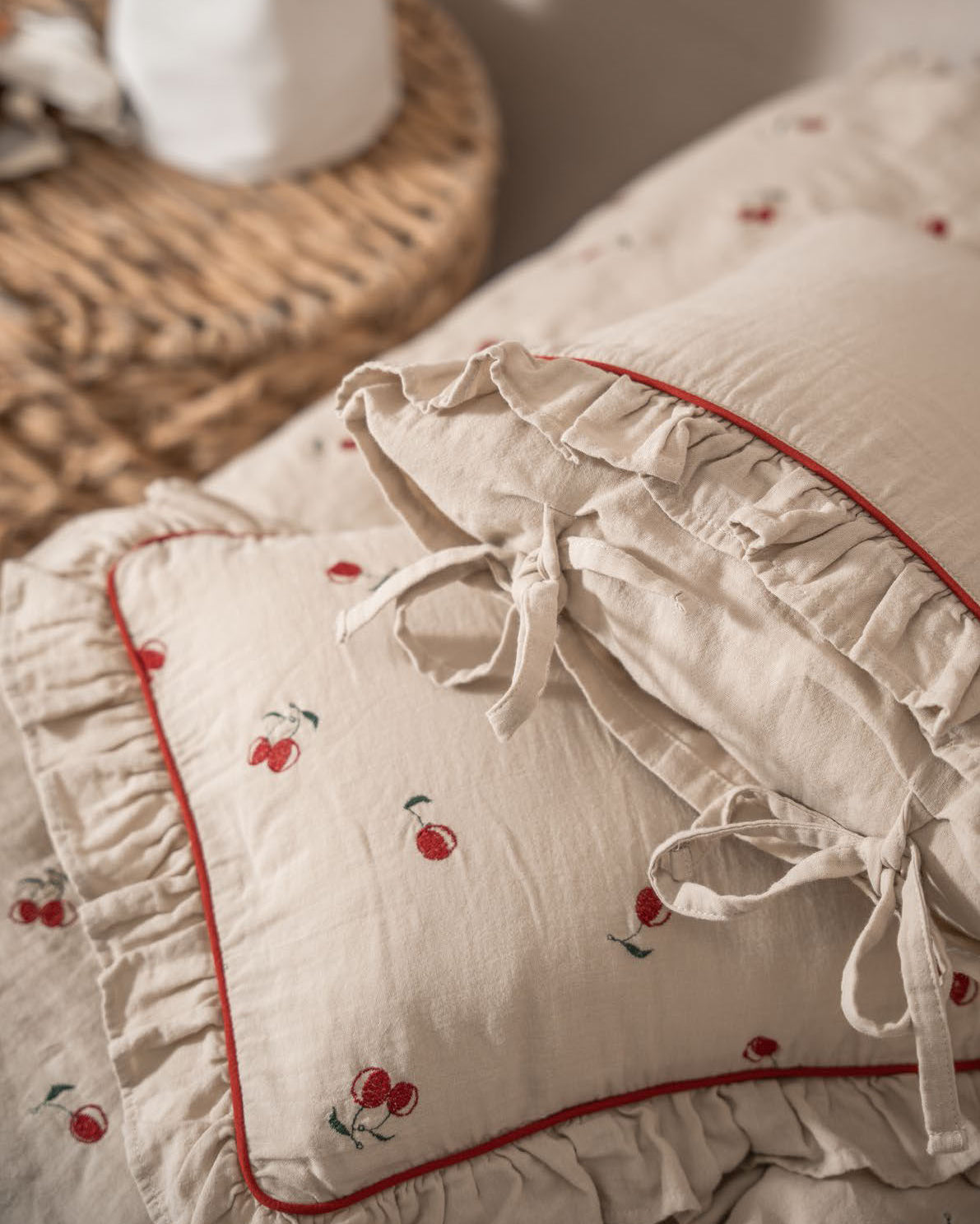 Muslin Duvet Cover Set in beige made with organic sheets (close up).