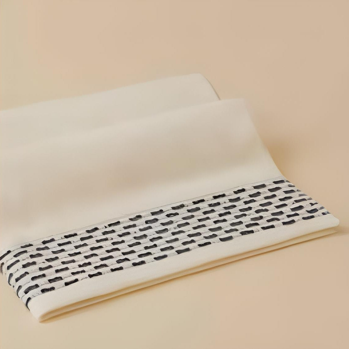 Calm 550-GSM Cotton Towel in ivory and navy, an organic cotton towel combining a soft cotton texture with a stylish color combination for added luxury.