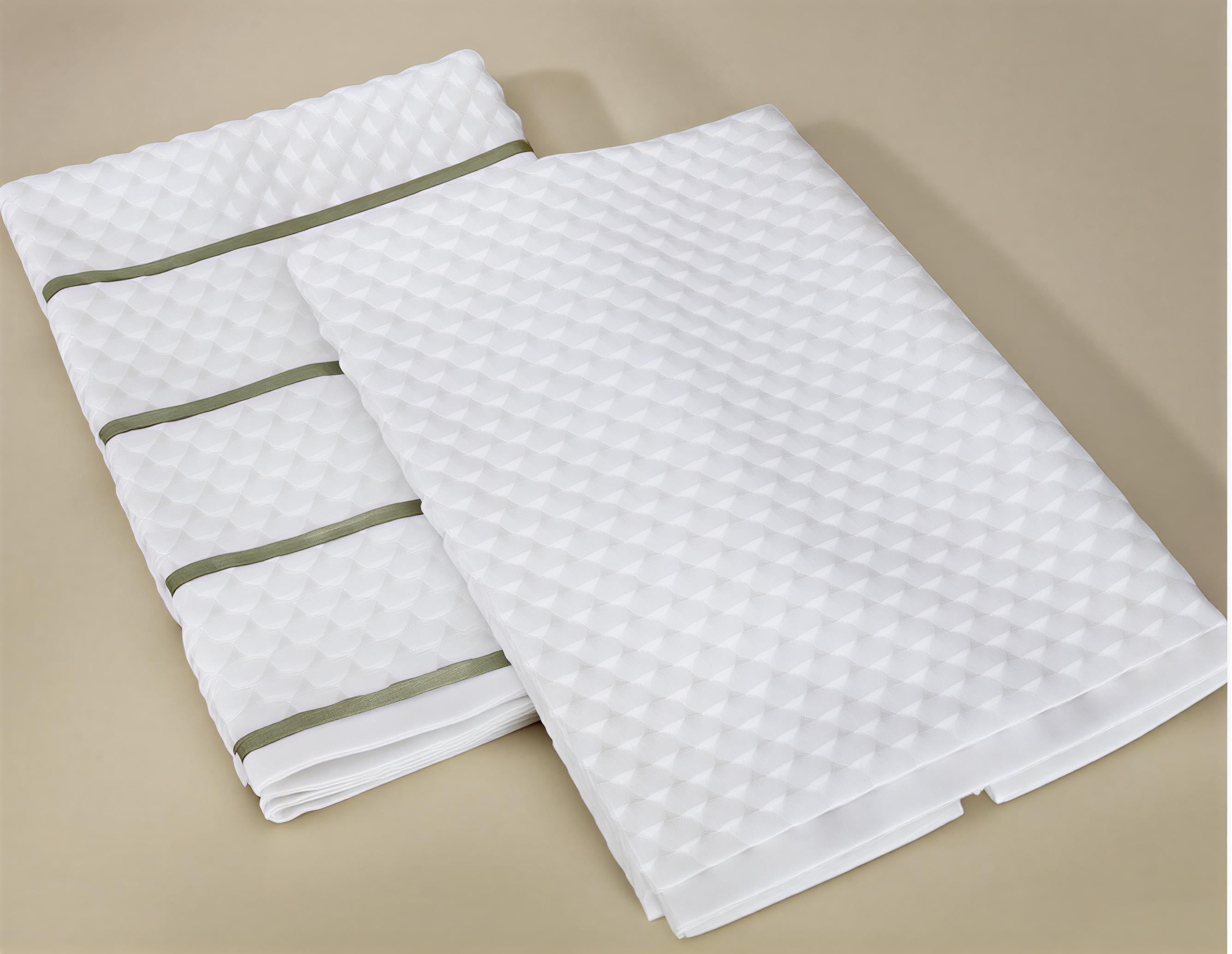 Set of 2 Kitchen Towel - Mika in white, crafted from soft, absorbent cotton for superior performance and durability