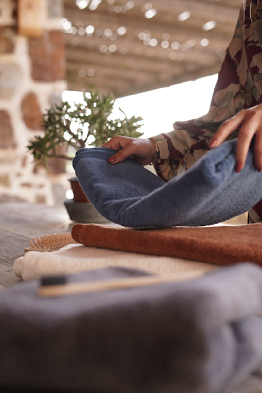 Minoa USA Canada sustainable organic bath towels Plush Lite Aegean Cotton medium bath and guest hand towel set pack of two, highlighting soft texture, premium quality, and eco-friendly fabric