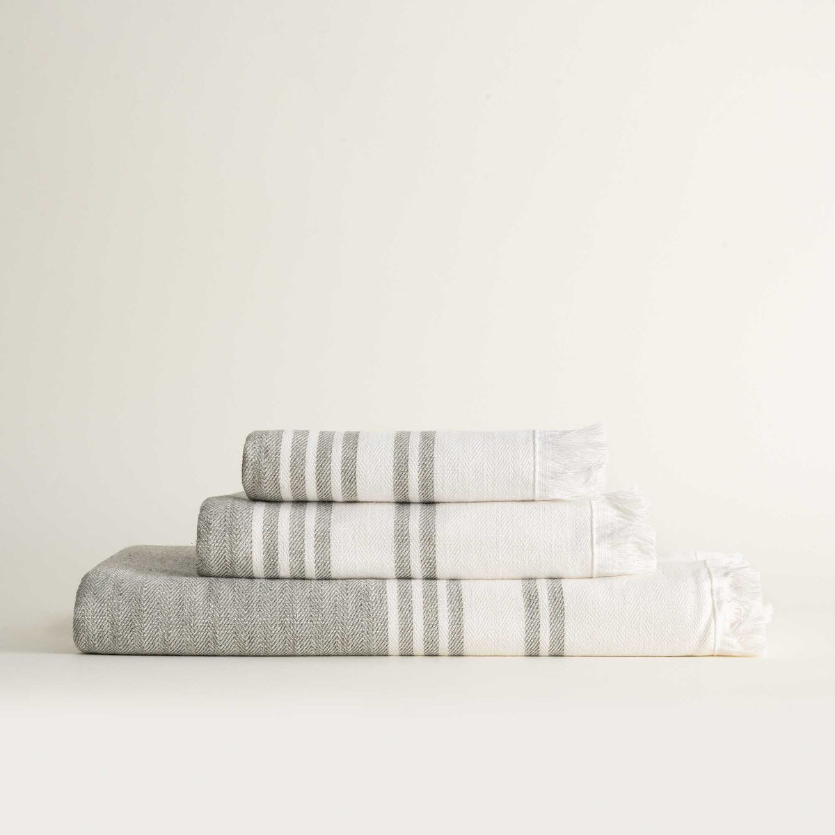 The side picture of Minoa's Erva Organic Aegean Cotton Bath Set, three pieces with circular luxury comfort