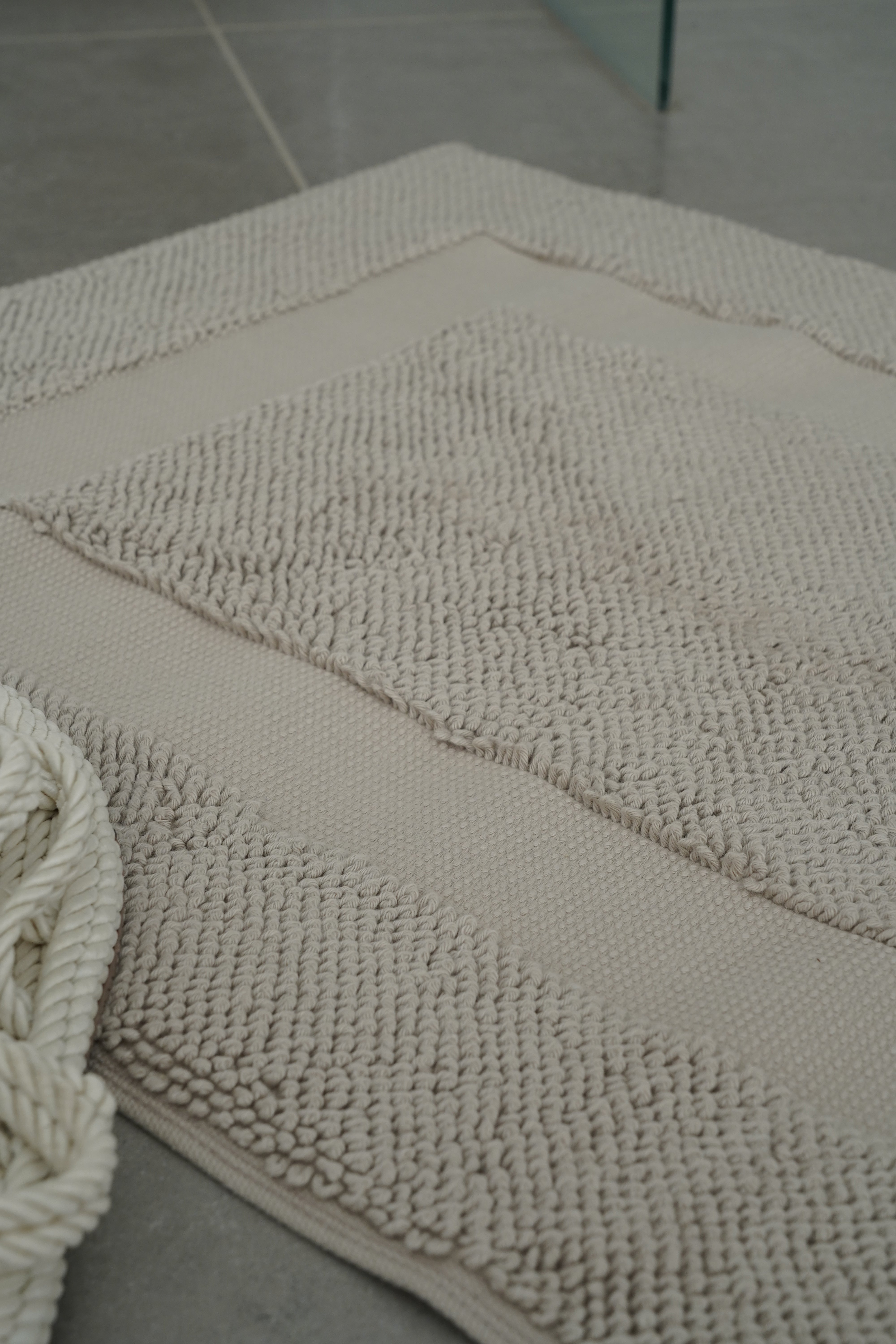 Close-up of the Kaia Aegean Cotton Bath Mat in Pearl Petal, highlighting its soft texture, elegant colour, and luxurious fabric