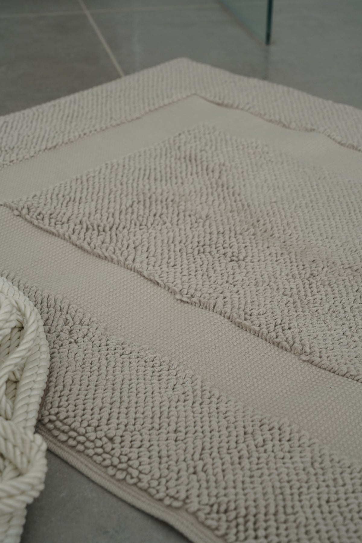 Close-up of the Kaia Aegean Cotton Bath Mat in Pearl Petal, highlighting its soft texture, elegant colour, and luxurious fabric