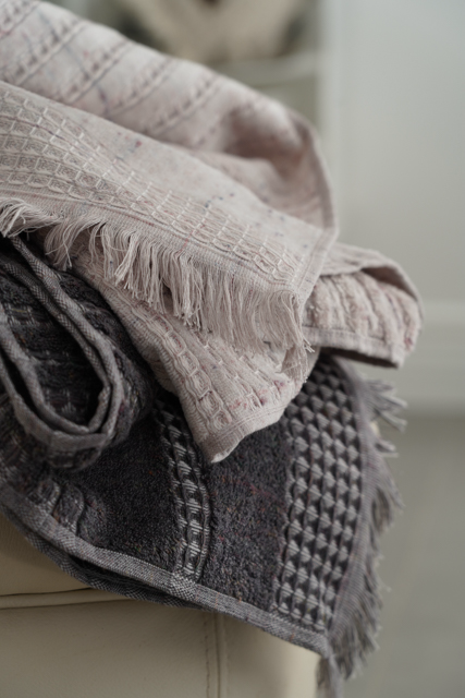 Close-up shot of Minoa Maia organic cotton and viscose bath set showcasing soft texture and sustainable luxury for an organic bath towel experience in USA and Canada