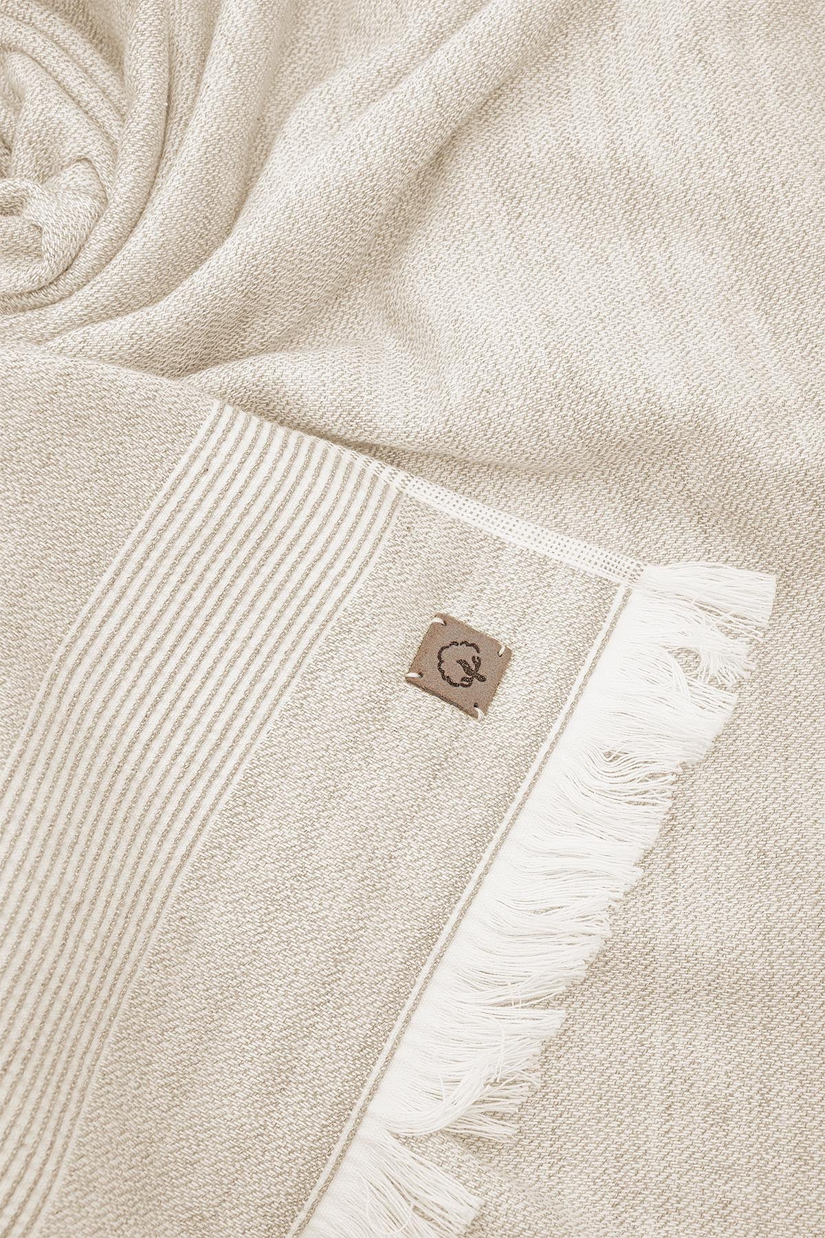 Close-up of Hasna Organic Aegean Cotton and Linen Bath Set, highlighting the soft texture and fine weave of the natural fabric